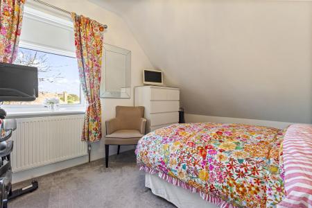 33 Alinora Crescent-010.JPG