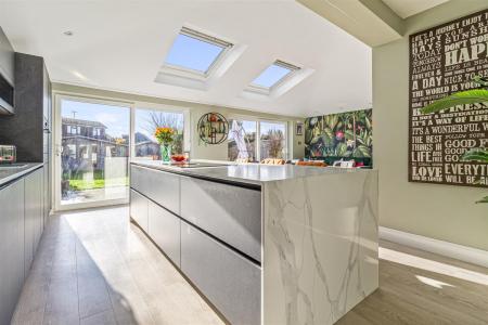 33 Alinora Crescent-021.JPG