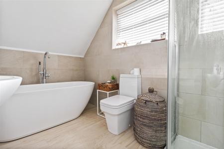 33 Alinora Crescent-001.JPG