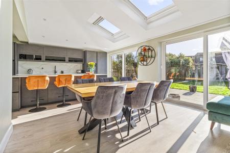 33 Alinora Crescent-020.JPG