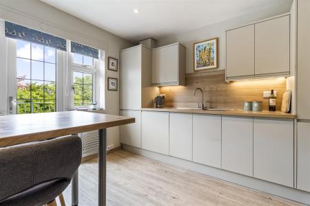 4 Cowdray Court-008.JPG