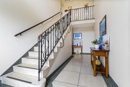 4 Cowdray Court-023.JPG
