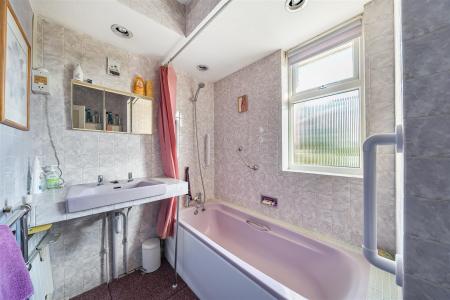 Durrants Drive - Bathroom.jpg