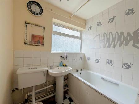 Grove Crescent - Bathroom.jpg