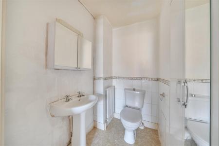 Grove Road - En-suite WC.jpg