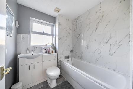 Salters Close - Bathroom.jpg