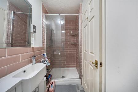 Salters Close - En-Suite.jpg