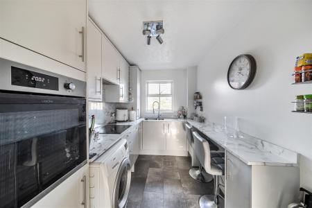 Salters Close - Kitchen 3.jpg