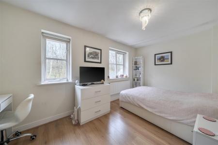 Heckford Close - Bed b.jpg