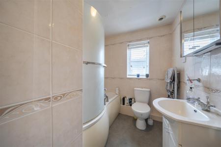 Heckford Close - Bathroom.jpg
