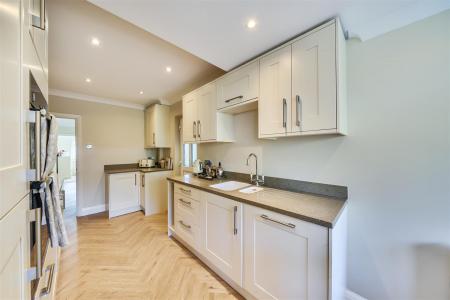 Durrants Drive - Kitchen (2).jpg