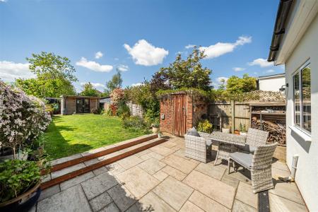Barton Way - Garden (2).jpg