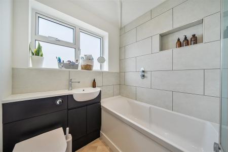 Barton Way - Bathroom.jpg
