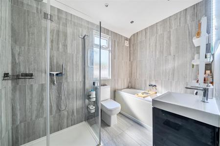 Kenilworth Drive - Bathroom.jpg