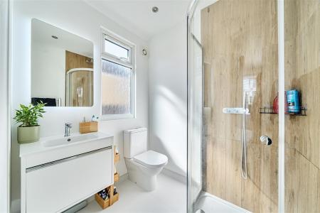 Kenilworth Drive - En-Suite.jpg