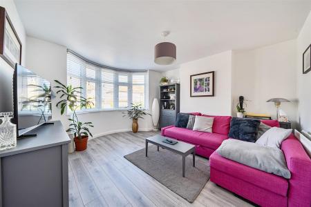 Kenilworth Drive - Front Lounge.jpg
