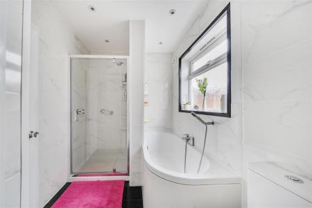 Links Way - Bathroom 1.jpg