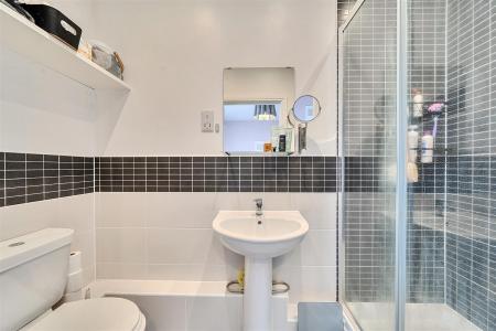 Fountain Court - En-suite.jpg