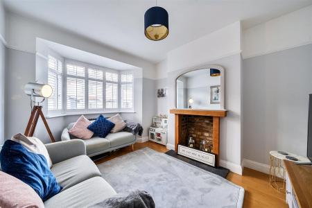Cassiobridge Road - Lounge.jpg