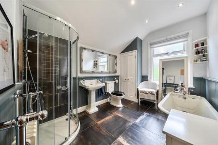 Cassiobridge Road - Bathroom 1.jpg
