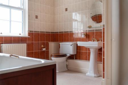 Family Bathroom-5.jpg