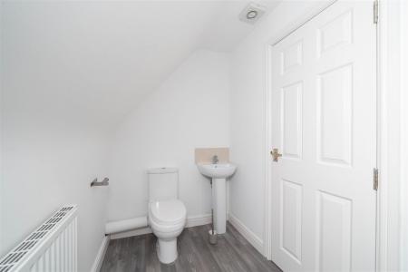 Landing Bathroom-2.jpg