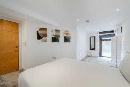 Holiday Let 1-4.jpg