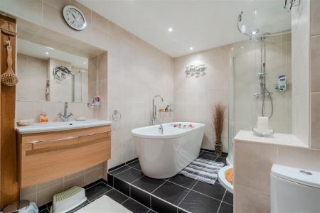 Bathroom 2.jpg