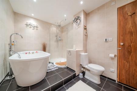 Bathroom 2-2.jpg