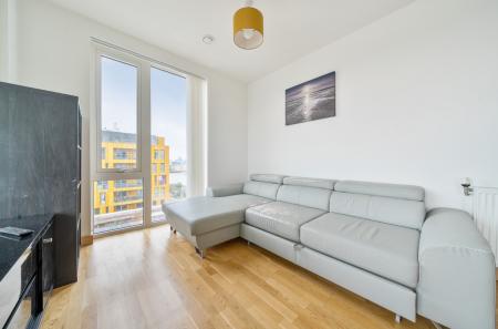 1361700-7-68de9d8...