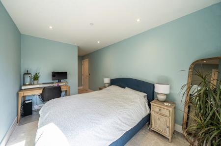 1431350-4-69bbdc5...