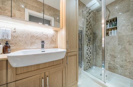 1395353-6-695ff19...