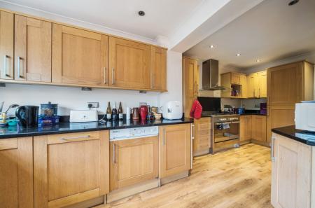 1293764-6825d5373...