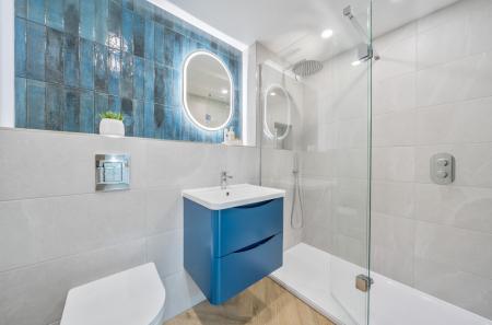 1371282-7-68ff5f1...