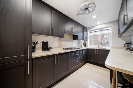 1366081-4-68fa087...