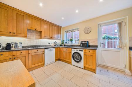 1372973-15-68fb91...