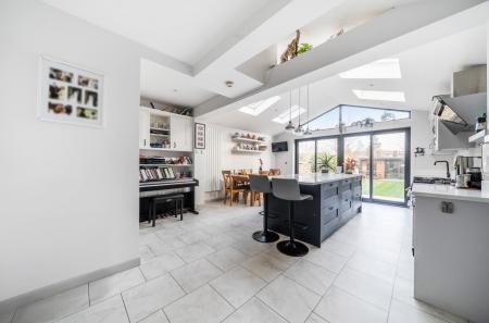 1422275-11-69a887...