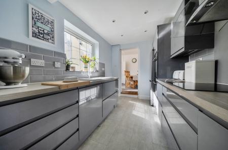 1435112-7-69c569c...