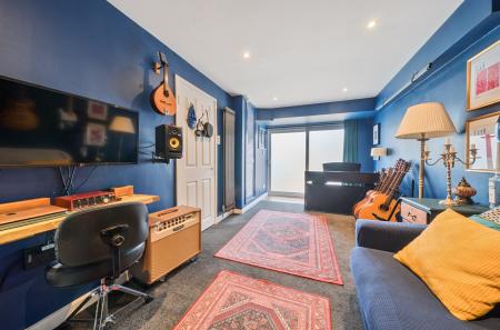 1410488-6-69af12e...