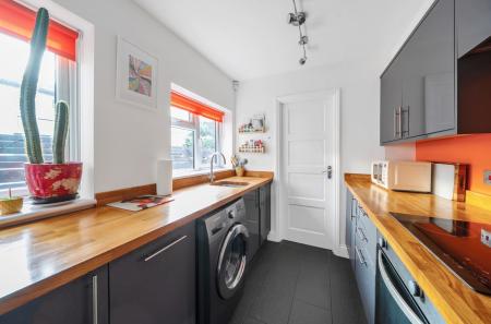 1371611-5-690b678...