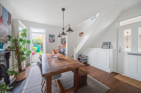 1371611-12-690b69...