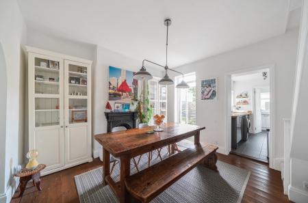 1371611-11-690b69...