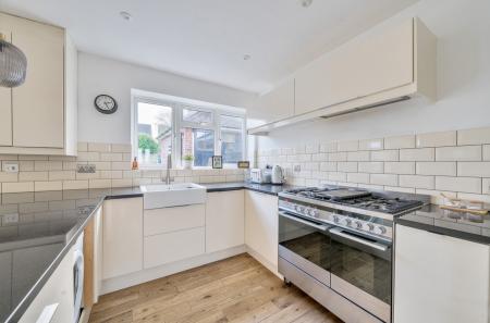 1382516-6-691b469...