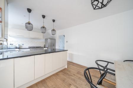 1382516-2-691b463...