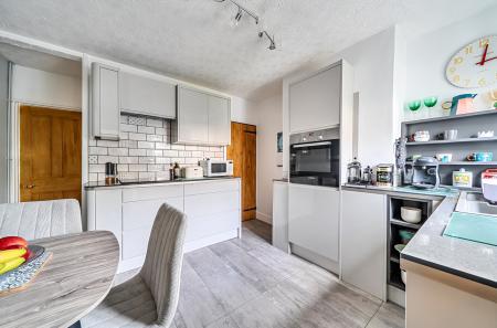 1403771-6-697b6ae...