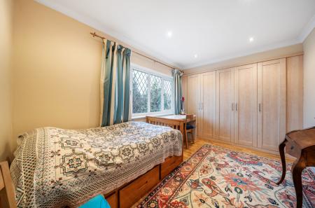 1421261-9-69a8b88...