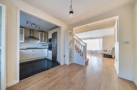 1430529-7-69b9acf...