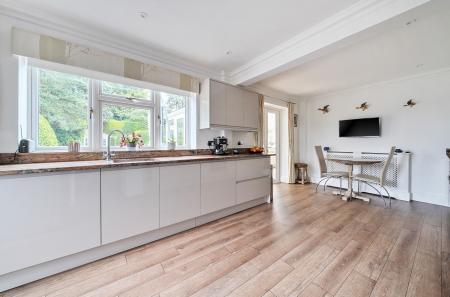 1305490-7-6849707...