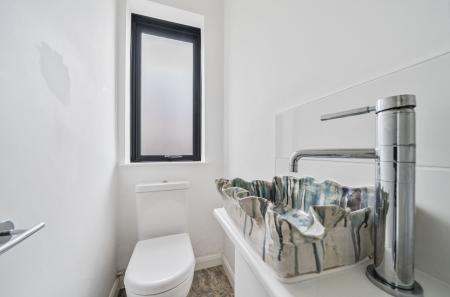 1376628-9-690b4d6...