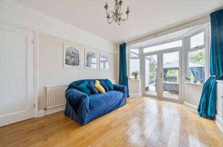 1348813-5-68bed54...